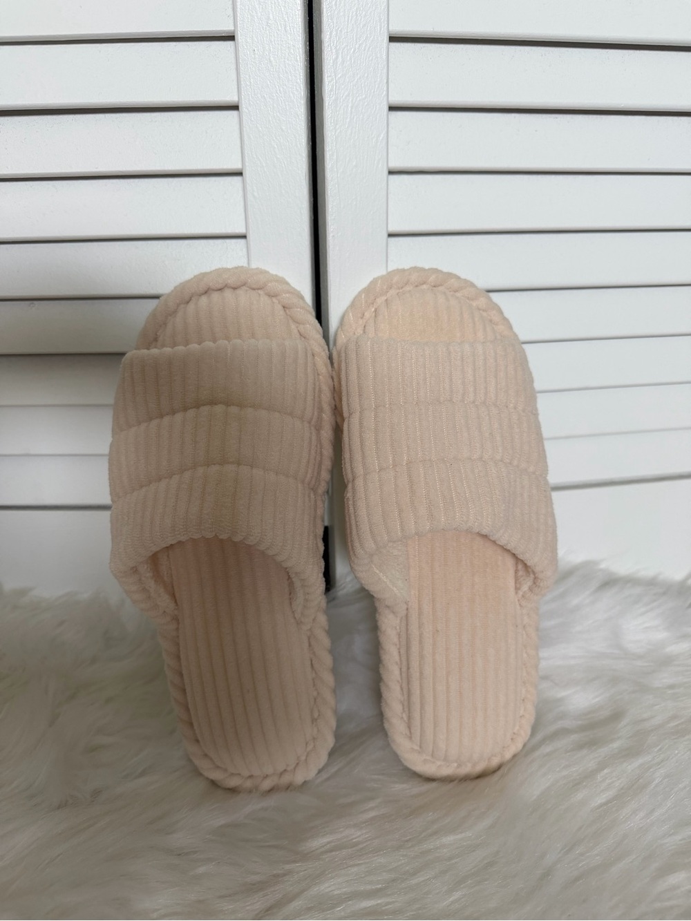 Amazon Essentials Ribbed Slide Slippers in Light Beige - Picture 3 of 4